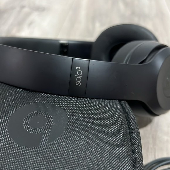 Beats by Dr. Dre solo3 wireless headphones. Comes with case and charger. - Picture 5 of 5